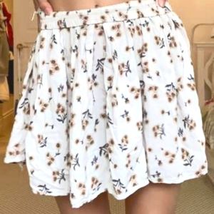 BRANDY MELVILLE FLOWY FLORAL SKIRT. XS/S